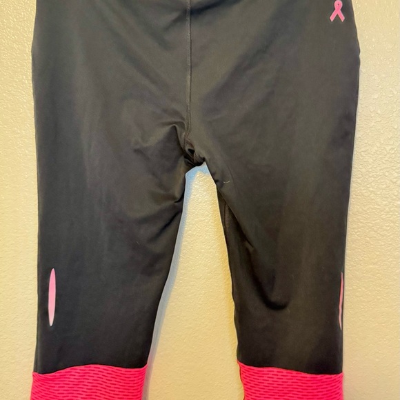 Under Armour Susan G Komen Breast Cancer Leggings Black with Pink Accents - Picture 2 of 3